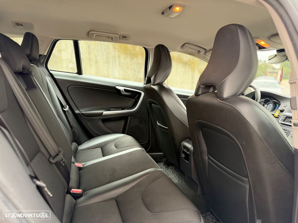 Volvo V60 2.4 D6 R-Design Mom.AWD Phev - 27