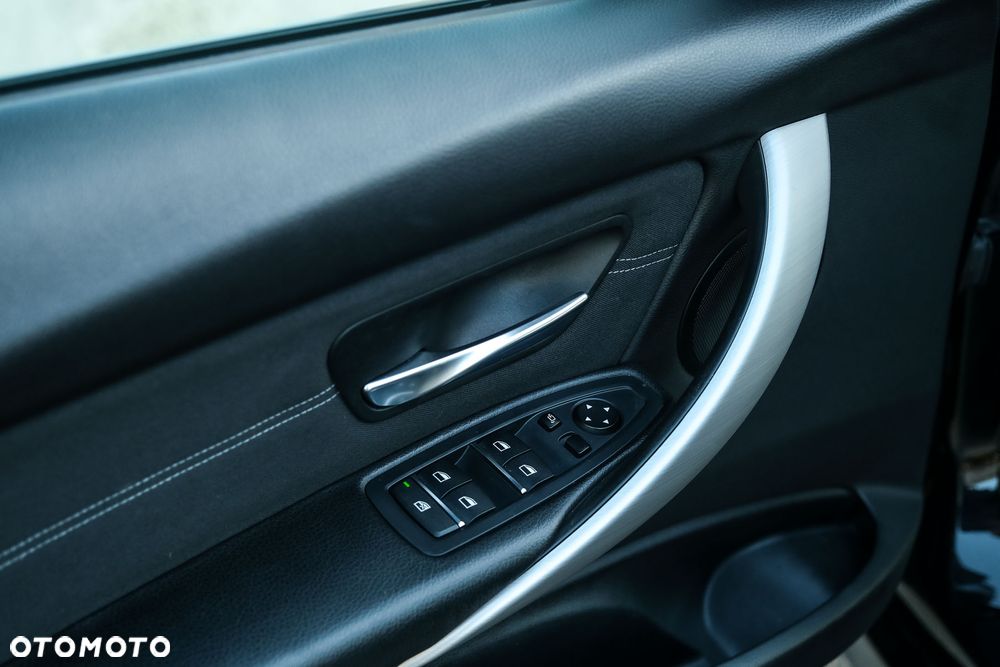 BMW Seria 3 320d Sport Line Shadow - 24