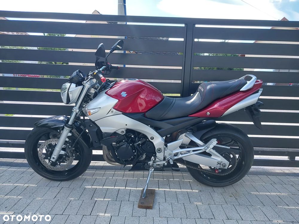 Suzuki GSR - 4
