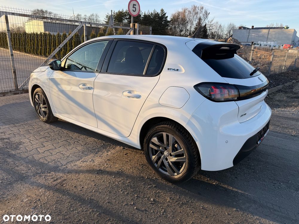 Peugeot 208 - 8