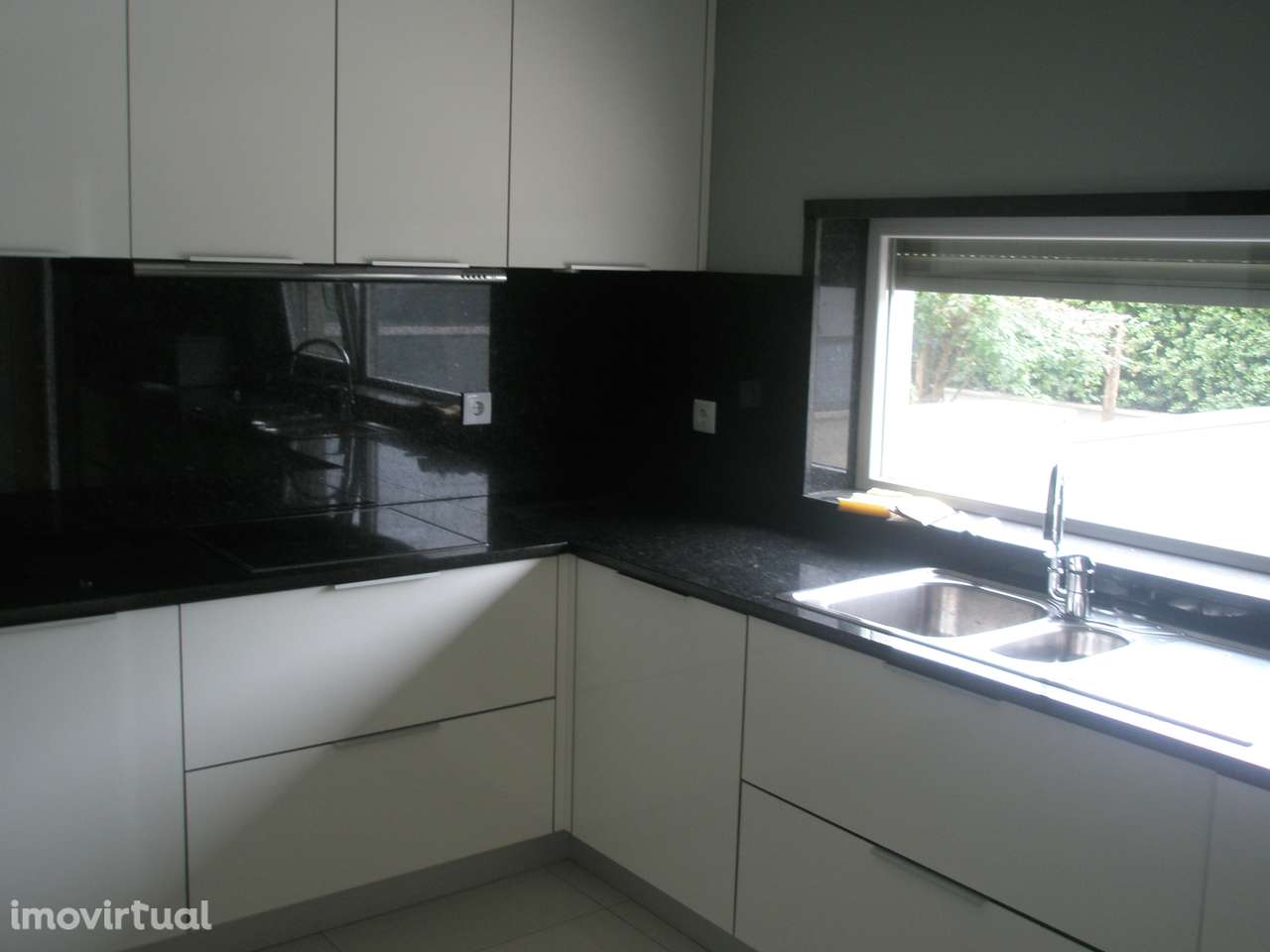 Moradia T3 com terraço, garagem e jardim em Arcozelo - Grande imagem: 2/11