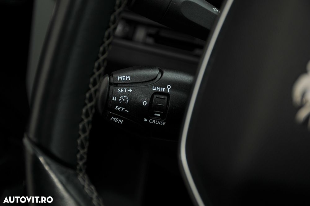 Peugeot 3008 1.2 PureTech Turbo S&S Allure - 33