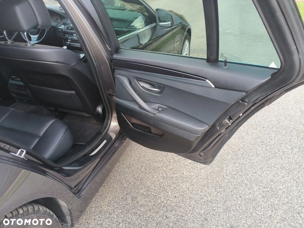 BMW Seria 5 523i Sport-Aut - 11