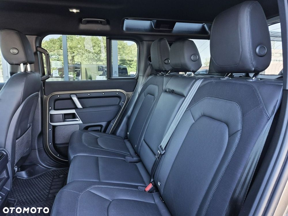Land Rover Defender - 26