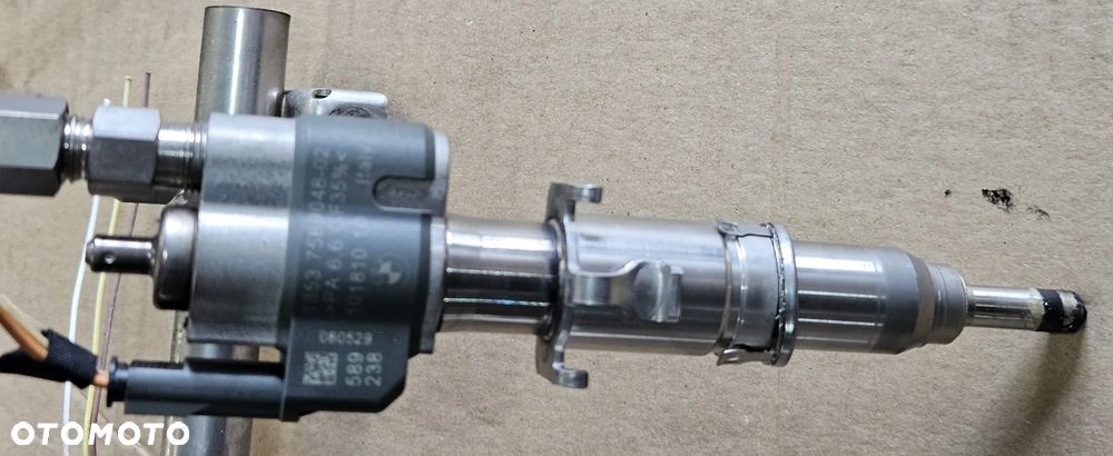 BMW E87 1 E90  2.0 wtryskiwacz 7589048-02 - 1
