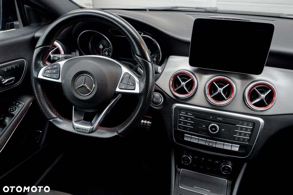 Mercedes-Benz CLA 200 7G-DCT AMG Line - 35
