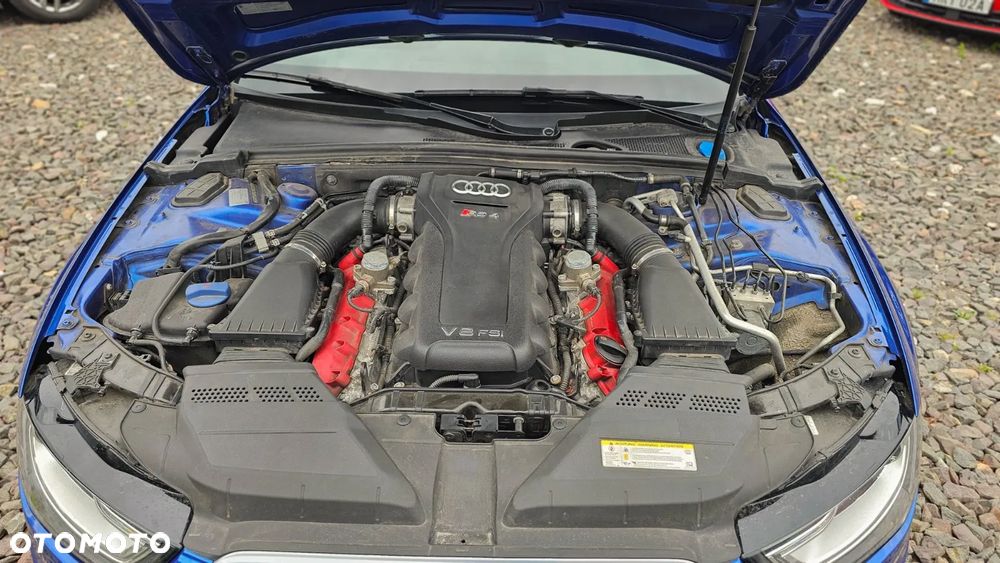 Audi RS4 Avant - 9