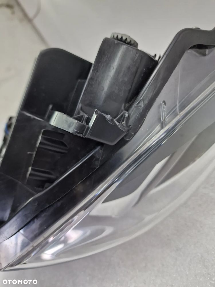 TOYOTA YARIS III 3 LIFT 17- PRAWA LAMPA PRZEDNIA PRZÓD SOCZEWKA , NR AUKCJI LA396 - 15