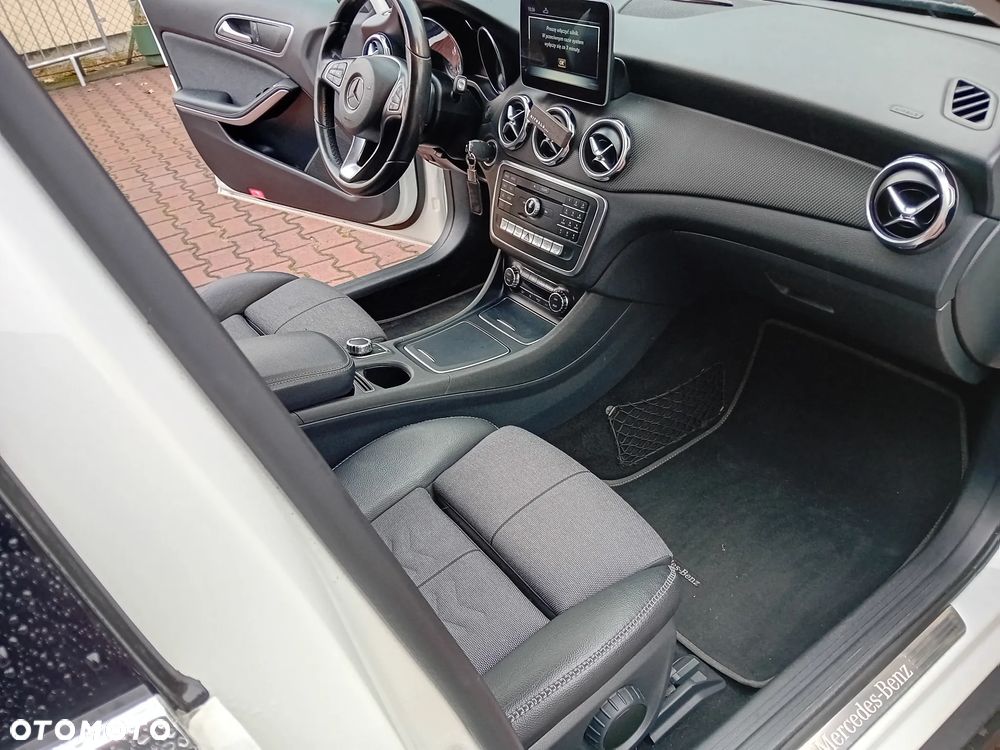 Mercedes-Benz GLA 200 7G-DCT Urban - 24