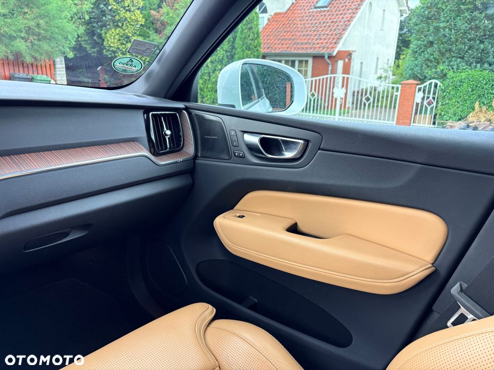 Volvo XC 60 B4 D AWD Plus Bright - 21