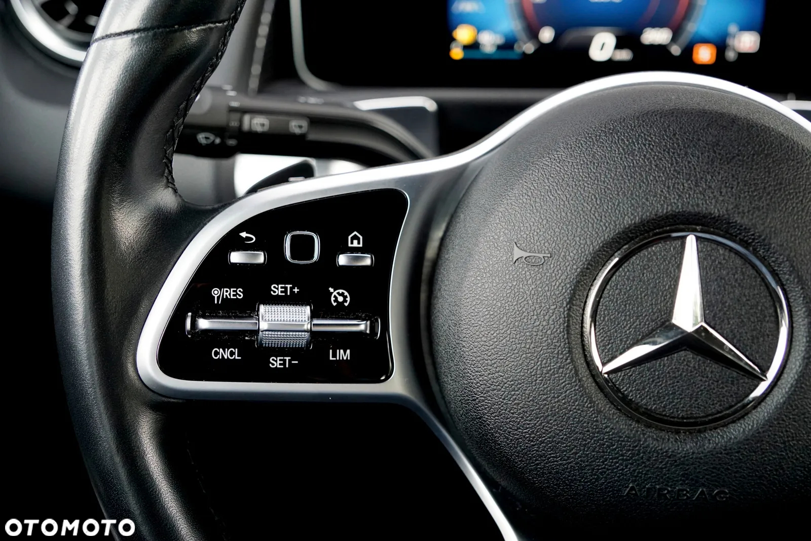 Mercedes-Benz GLB 200 7G-DCT Progressive - 33