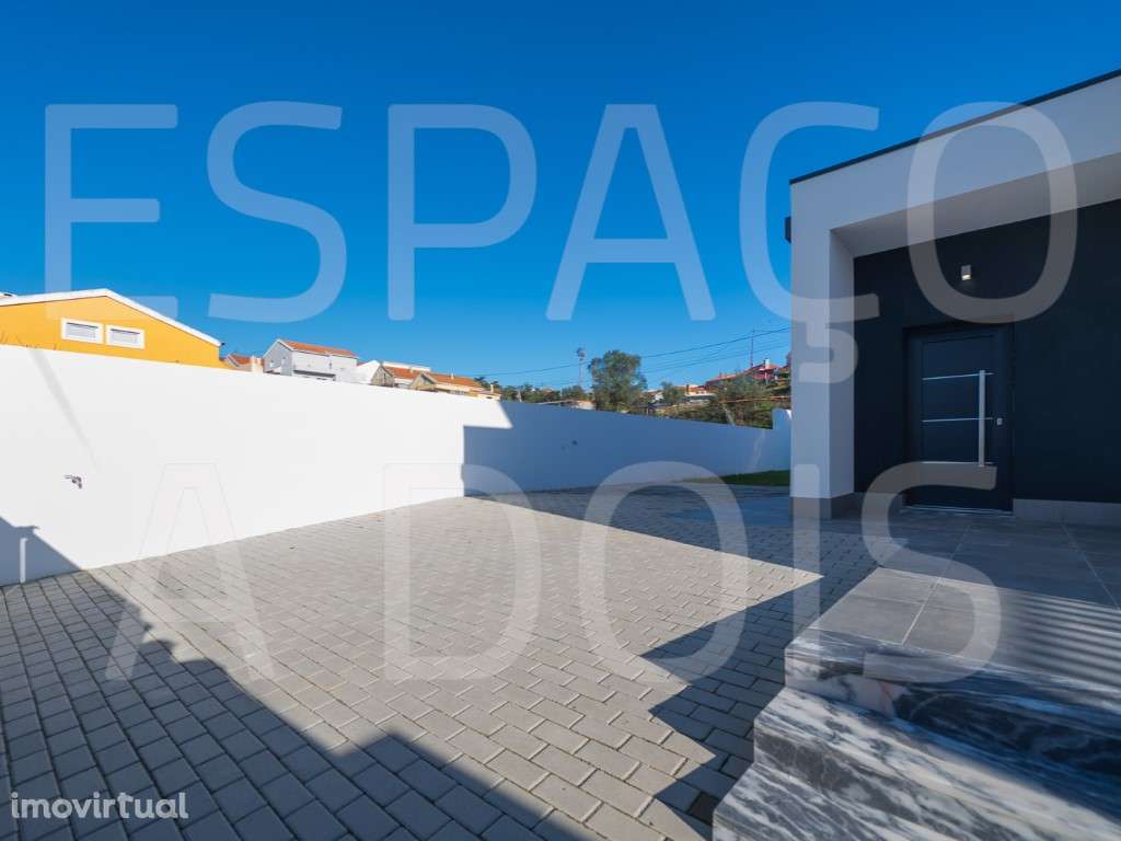 NOVA A ESTREAR! MORADIA TÉRREA. Revestimento em capoto. Painéis sol... - Grande imagem: 5/60