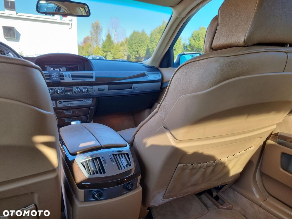 BMW Seria 7 750i - 24