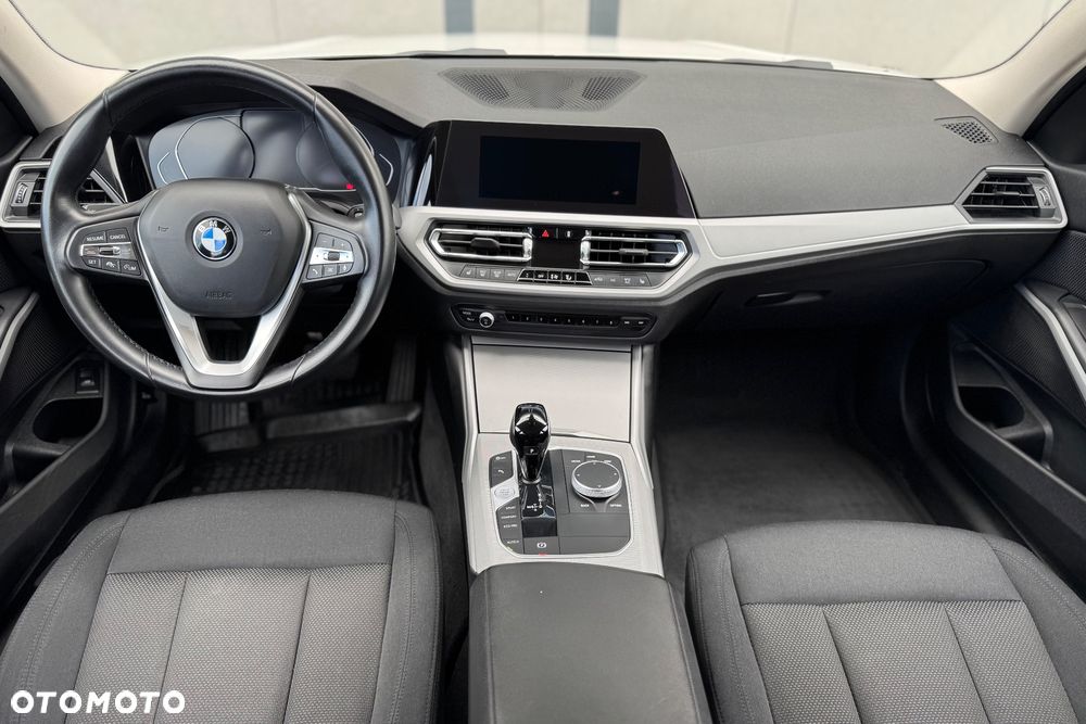 BMW Seria 3 318d mHEV - 32