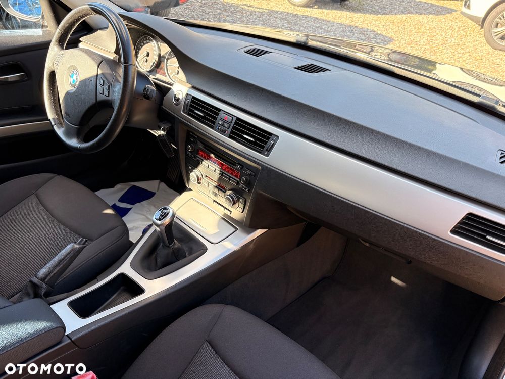 BMW Seria 3 318i Touring - 24