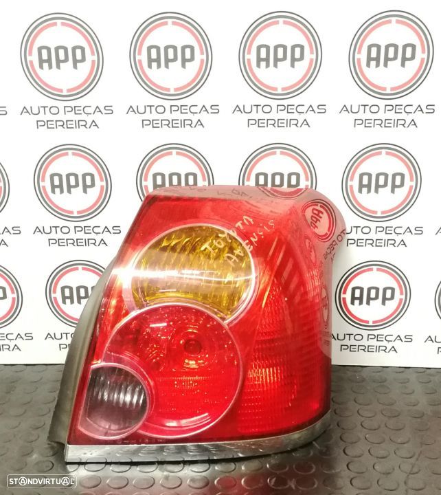 Farolins Avensis T25 de 2008, 5 portas, esquerdo e direito, traseiro direito Toyota Avensis 2003 de 4 portas. - 3