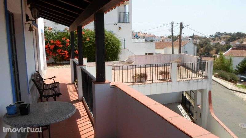 Moradia isolada, 3 pisos, 5 assoalhadas + 1. - Grande imagem: 2/12