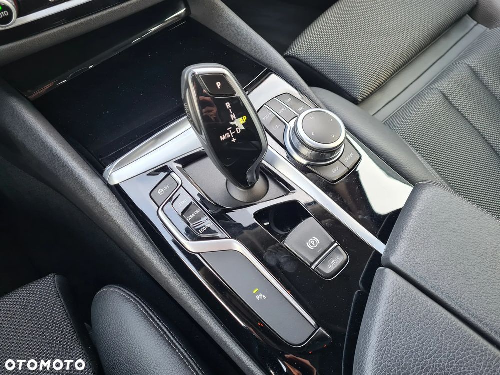 BMW Seria 5 520i Sport Line sport - 33