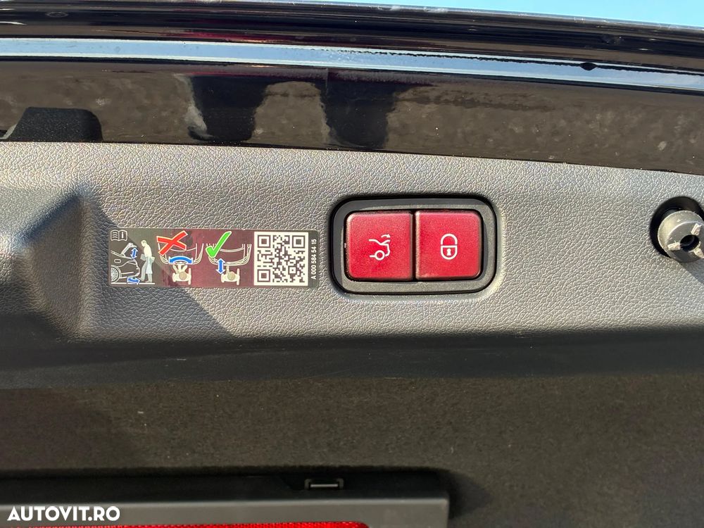 Mercedes-Benz E 300 4MATIC PHEV - 31