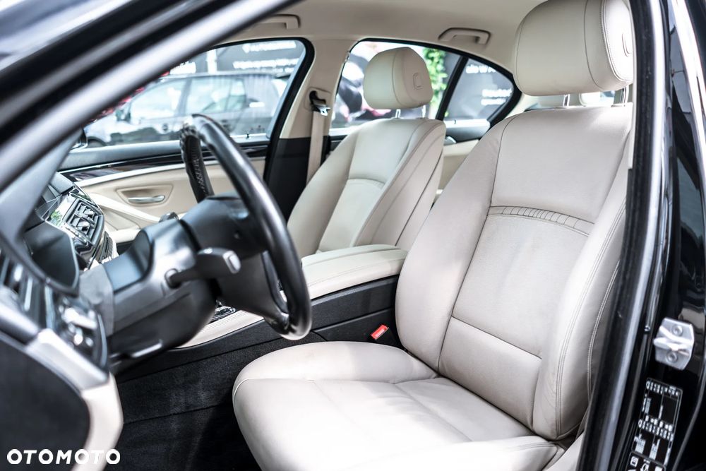 BMW Seria 5 520d xDrive - 17