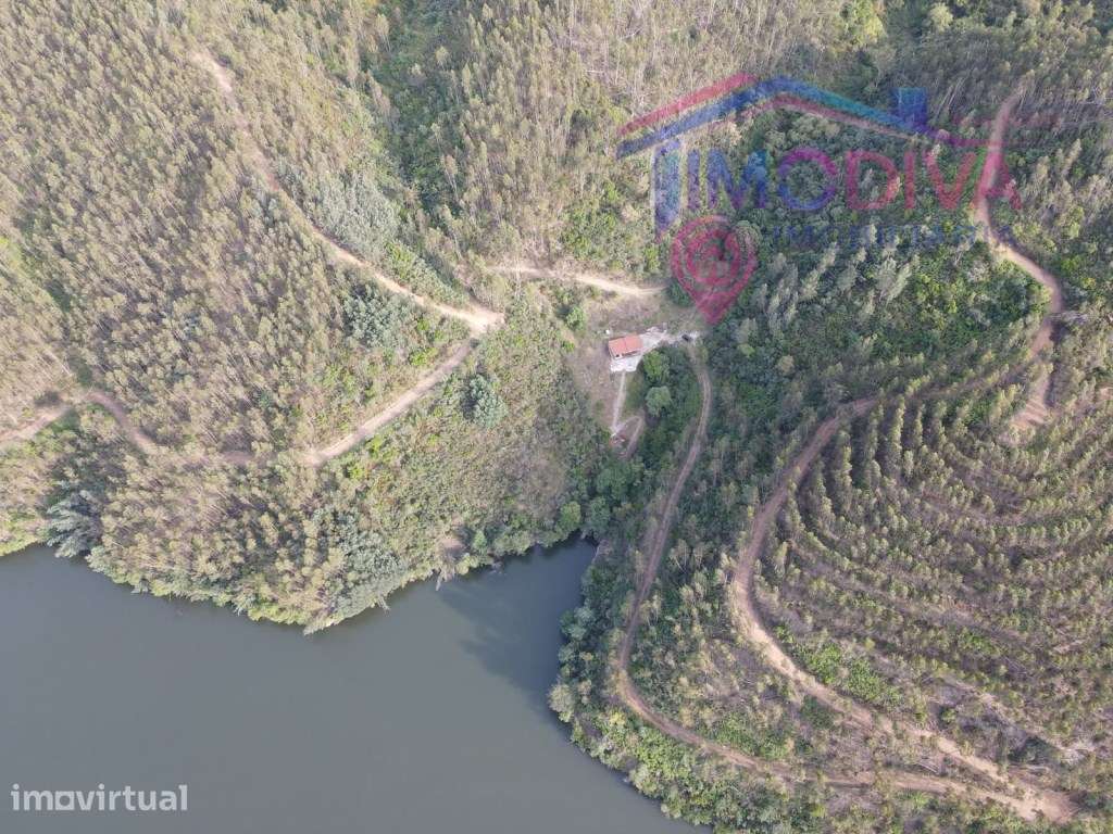 Refúgio off-grid junto ao Rio Zêzere - Grande imagem: 2/59