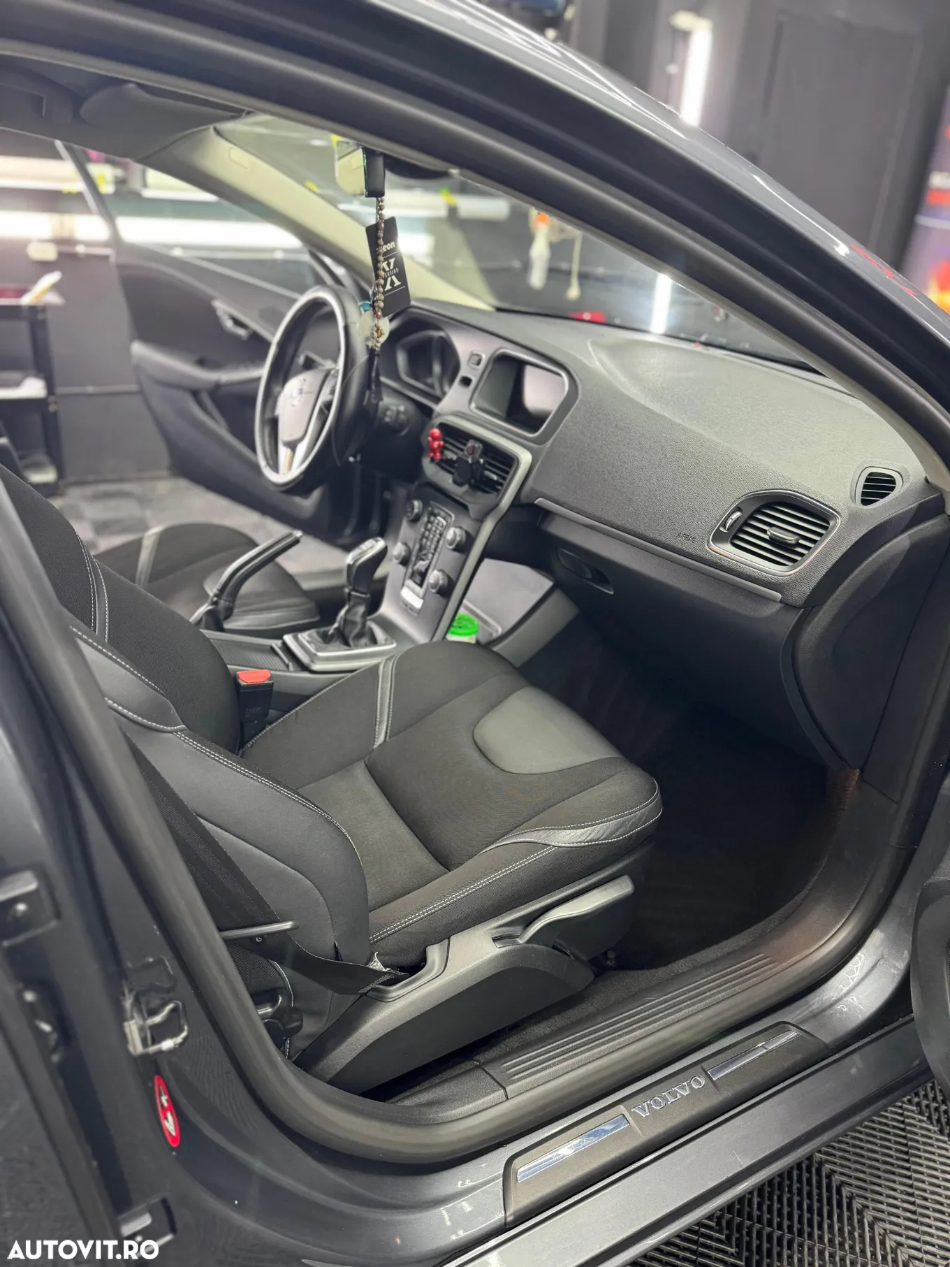 Volvo V40 D2 R-Design - 17