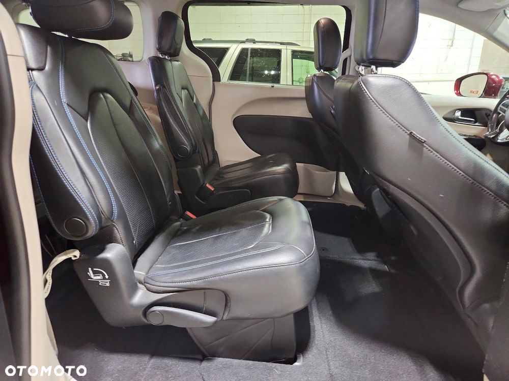 Chrysler Pacifica - 12