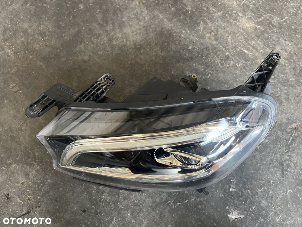 Lampa przednia lewa Mercedes W470 X-KLASA - 2