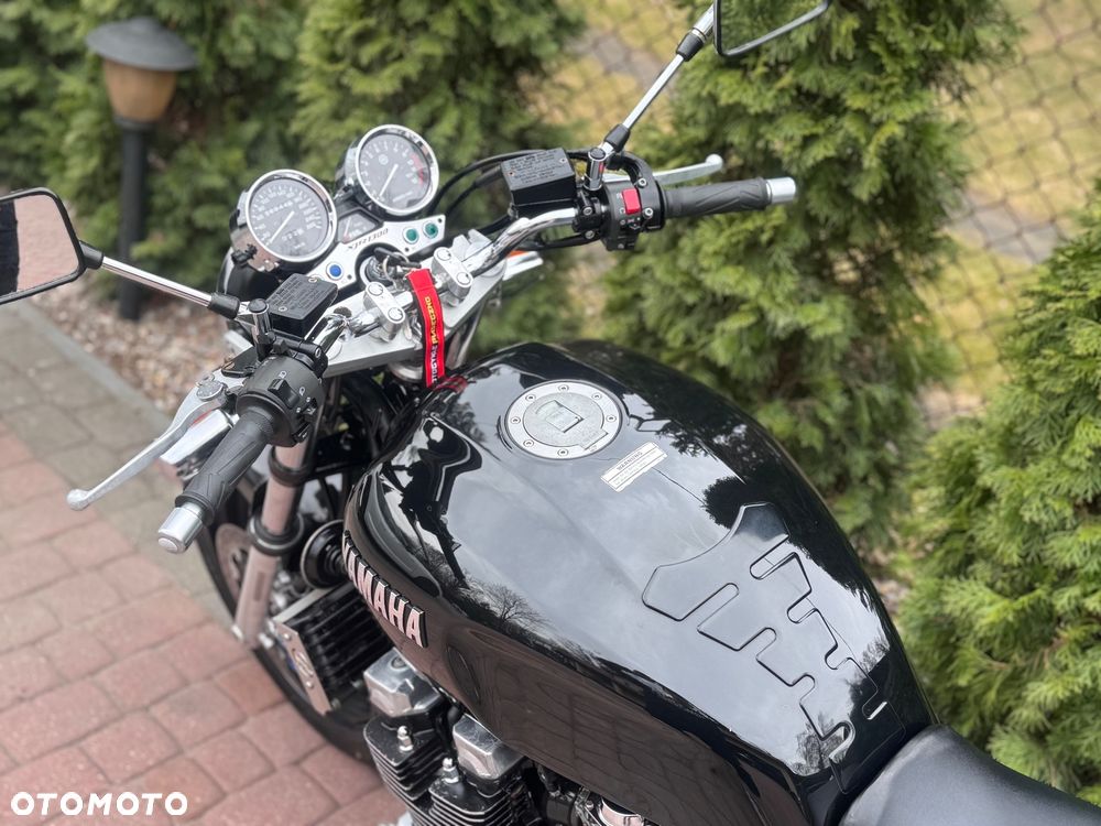 Yamaha XJR - 8