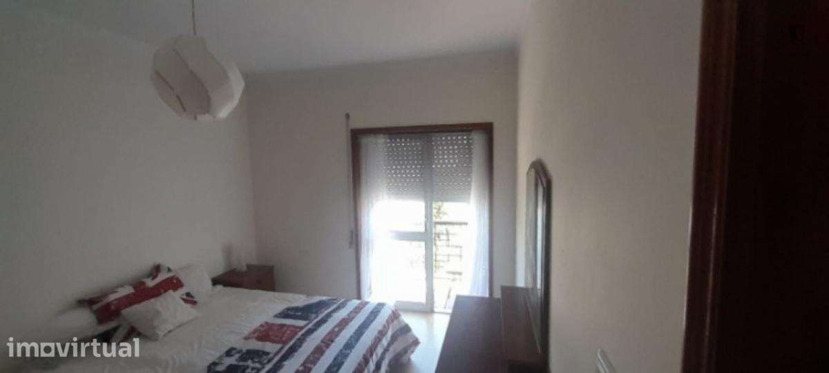 Quarto - localizado em Lordelo do Ouro Porto - Grande imagem: 3/9