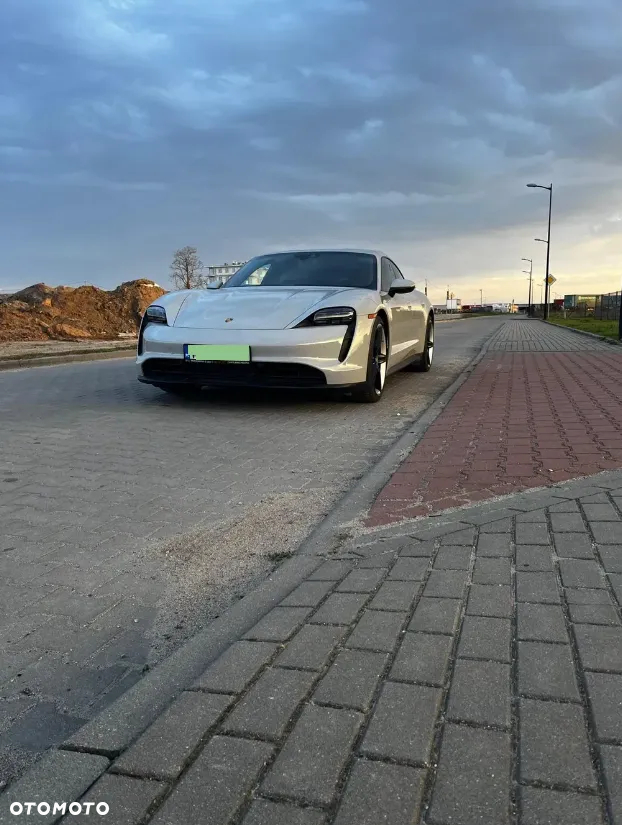 Porsche Taycan Performance Plus - 12