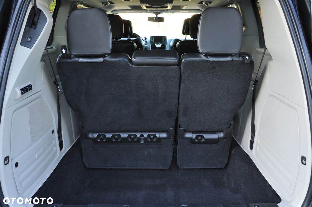 Chrysler Town & Country 3.6 Limited - 34