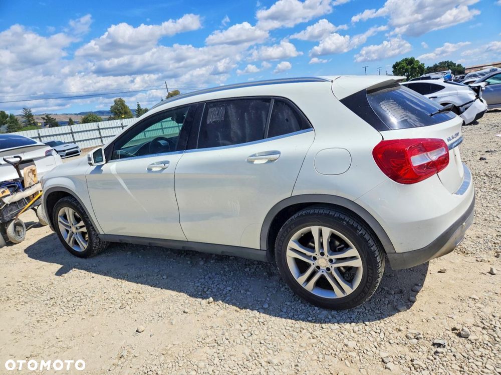 Mercedes-Benz GLA 250 4Matic 7G-DCT - 3