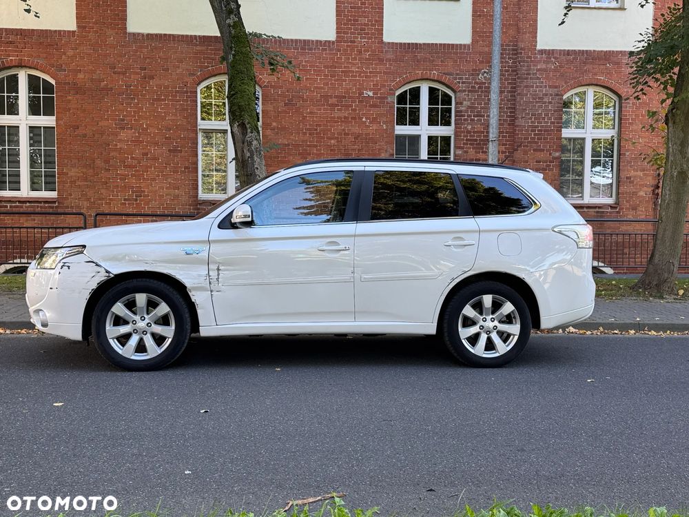 Mitsubishi Outlander PHEV Instyle NAVI + - 7