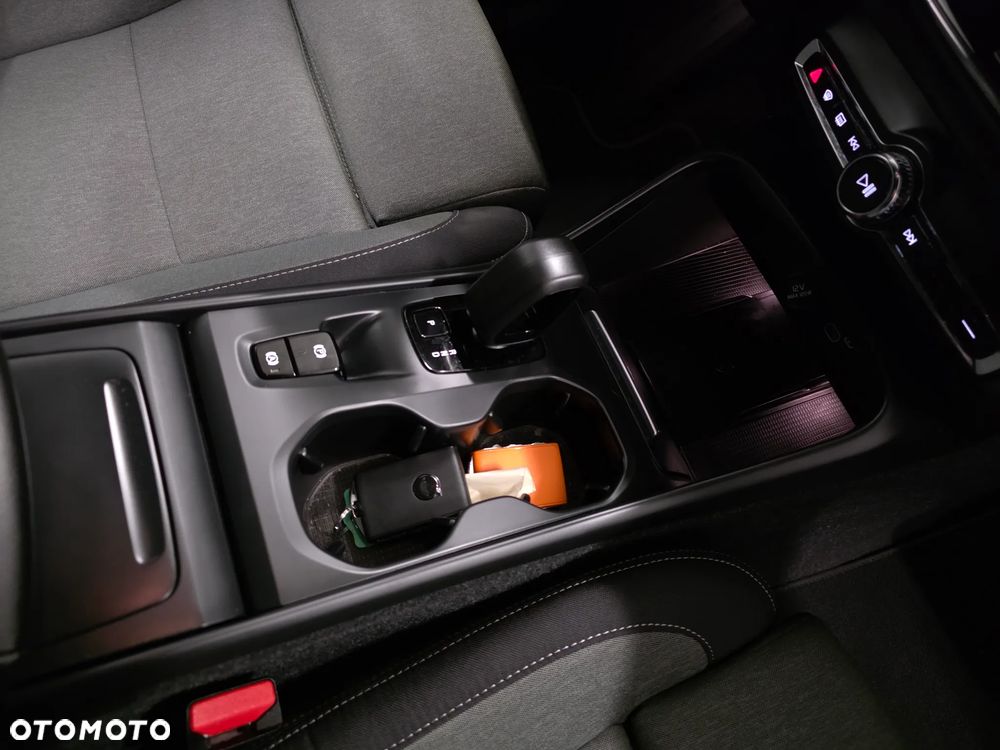 Volvo XC 40 B3 B DKG Ultra Dark - 21