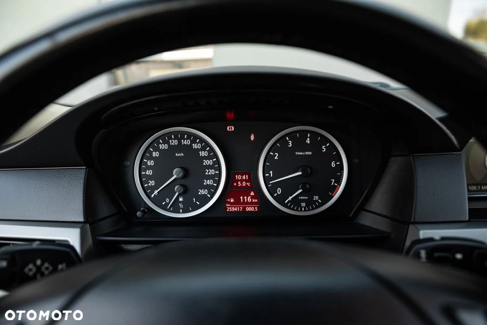 BMW Seria 5 525xi - 24
