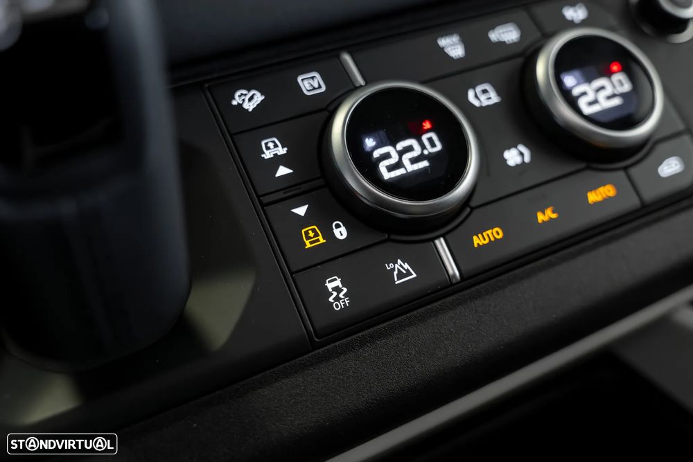 Land Rover Defender 2.0 P300e 110 AWD S - 35