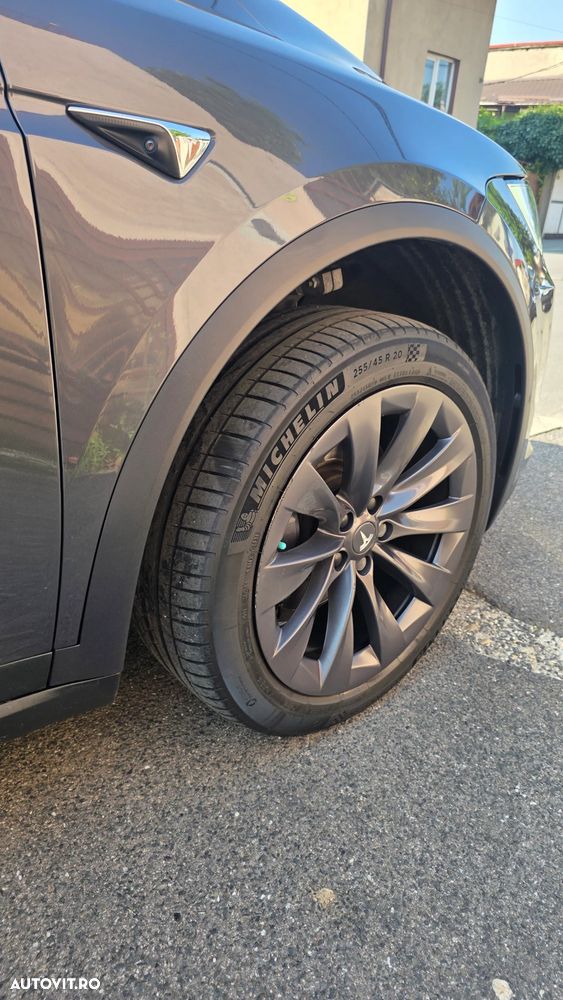 Tesla Model X - 35