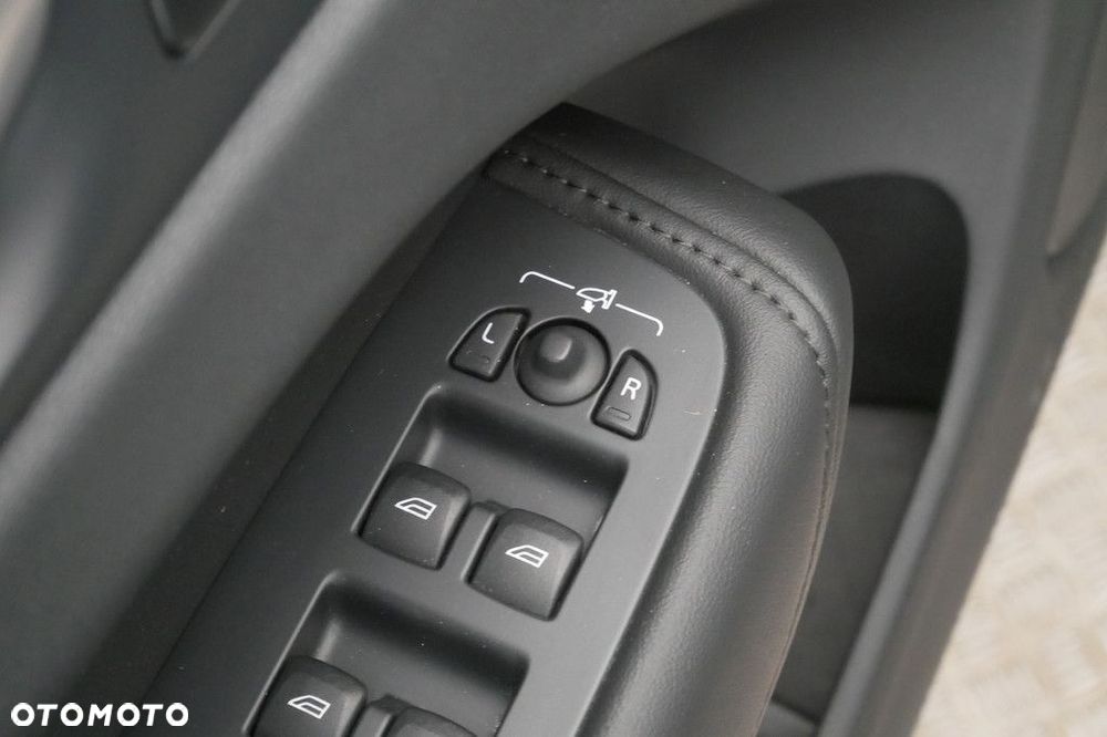 Volvo XC 60 B4 D Plus Dark - 30