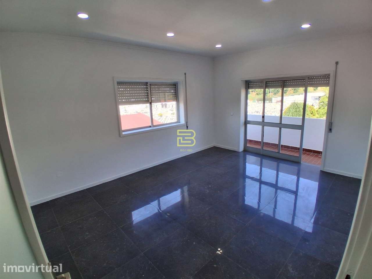 Apartamento T3 Renovado, 3 frentes, vrandas, elevador e lugar de garag - Grande imagem: 4/22
