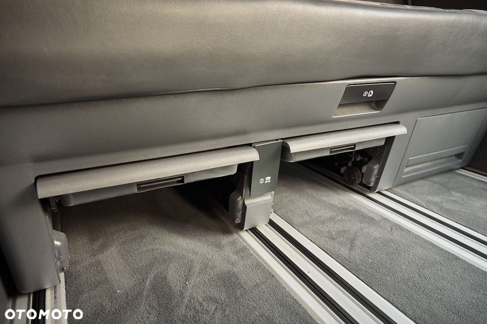 Volkswagen Multivan - 32