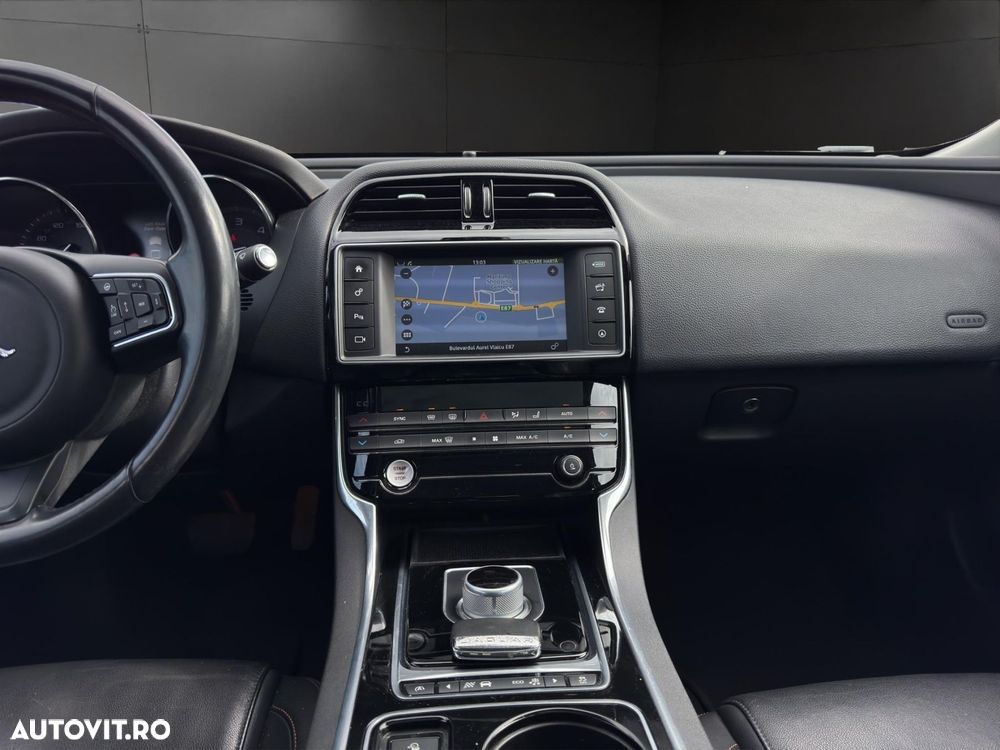 Jaguar XE - 10