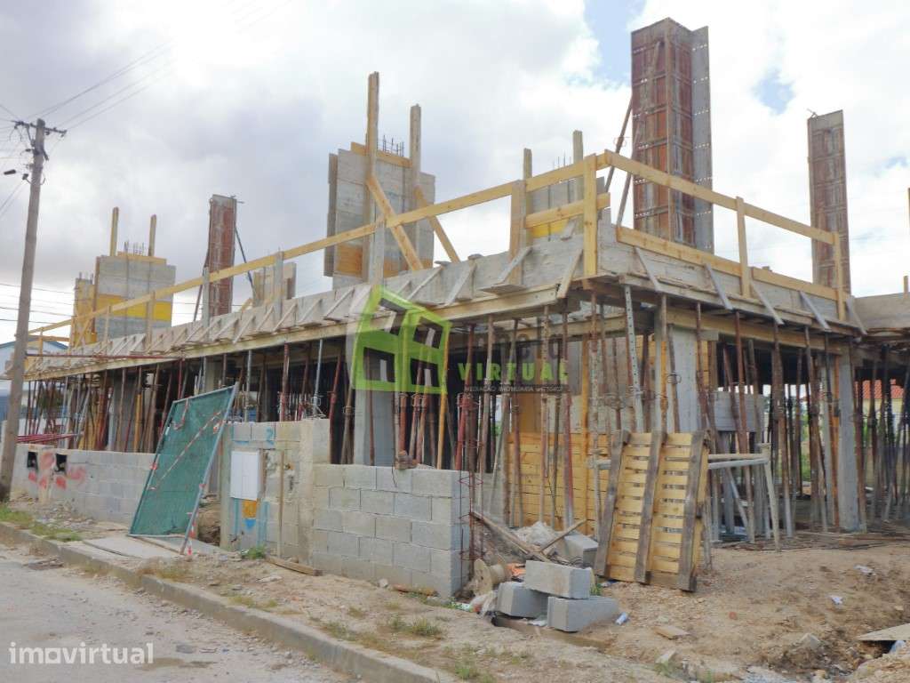 Moradia Geminada T4 com Piscina | Quinta das Laranjeiras, Fernão Ferro - Grande imagem: 4/18