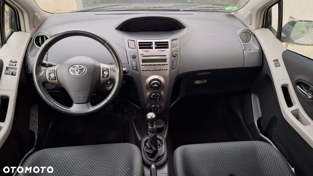 Toyota Yaris 1.33 VVT-i Executive - 13