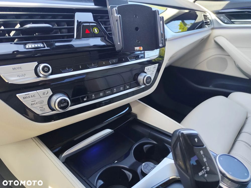 BMW Seria 5 530i GPF xDrive Luxury Line - 26