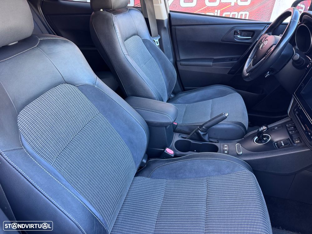 Toyota Auris Touring Sports 1.8 HSD Exclusive +Sky+Navi - 11