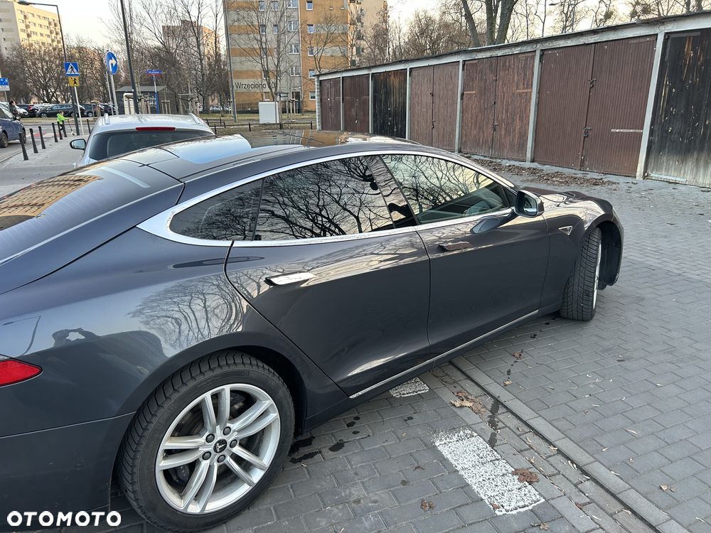 Tesla Model S 85 D - 5