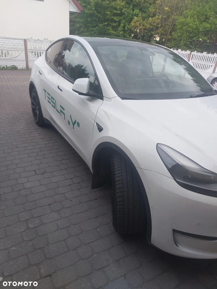 Tesla Model Y - 12