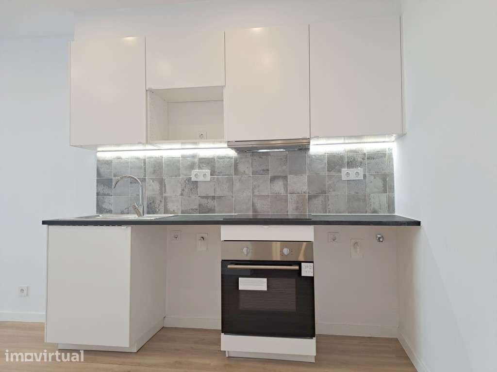 Apartamento T1+1 com logradouro para venda em Sacavém - Loures - Li... - Grande imagem: 2/20