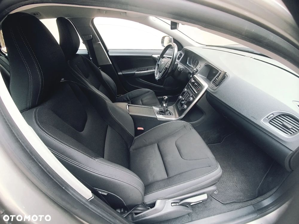 Volvo V60 D4 Momentum - 12